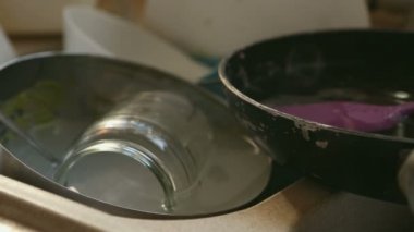 Bulaşık ve mutfak lavaboda kaplar dağınık yığını