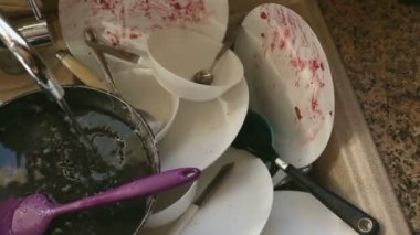 Bulaşık ve mutfak lavaboda kaplar dağınık yığını