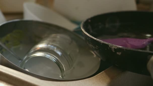 汚れたお皿や台所の流しで調理器具の乱雑な山 — ストック動画