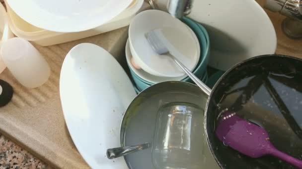 厨房水槽中一堆杂乱的脏菜和餐具 — 图库视频影像