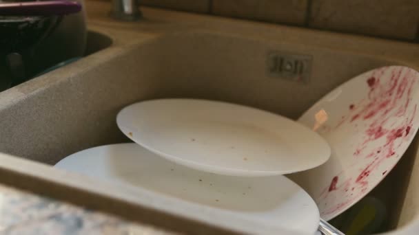 汚れたお皿や台所の流しで調理器具の乱雑な山 — ストック動画