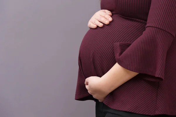 Expectante mamá sosteniendo su bebé en ciernes golpe —  Fotos de Stock