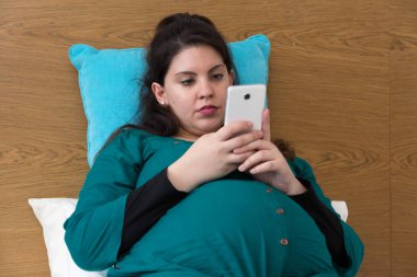 Beklenen Genç Anne Akıllı Telefonunda Arama Yapıyor