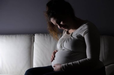 Mutlu Expectant Anne Büyüyen Bebek Bump Holding