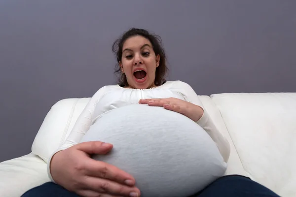 Vista estrema angolare del pancione gigante della mamma incinta — Foto Stock