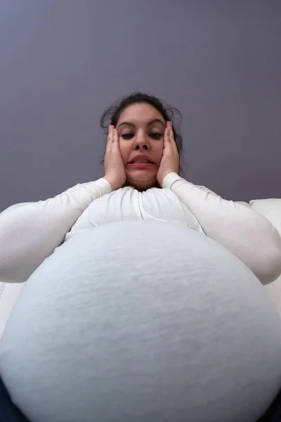 Extrémní úhel pohledu na těhotné maminky the gigant Baby Bump — Stock fotografie