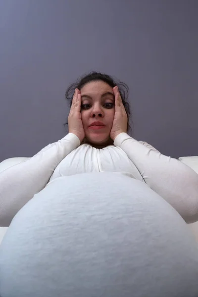 Extrém szög kilátás a terhes anya óriás baba dudor — Stock Fotó