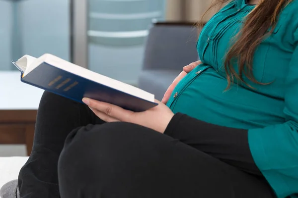 怀孕的母亲圣经研究虔诚时间 — 图库照片