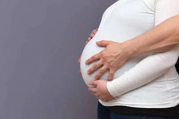 Várandós szülők Holding növekvő Baby bump — Stock Fotó