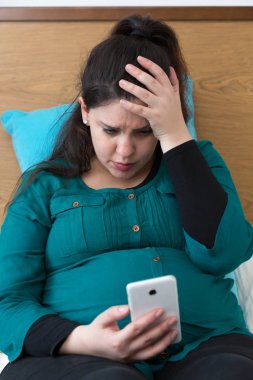 Beklenen Genç Anne Akıllı Telefonunda Arama Yapıyor