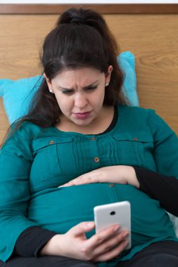 Beklenen Genç Anne Akıllı Telefonunda Arama Yapıyor