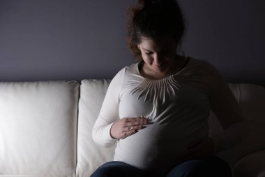 Mutlu Expectant Anne Büyüyen Bebek Bump Holding