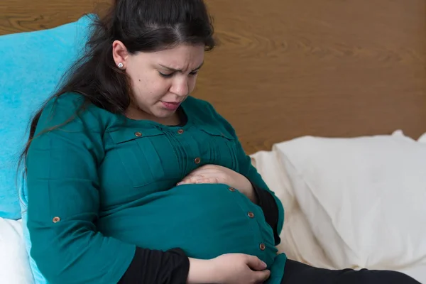Terhes nő megtapasztalása fájdalmas összehúzódása — Stock Fotó