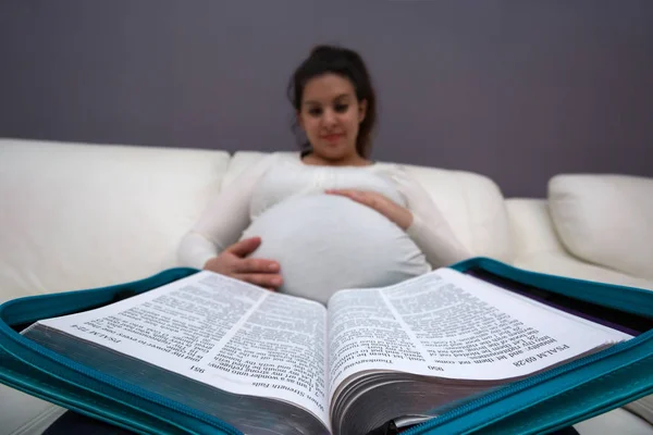 Amplio Ángulo de la Madre Embarazada Estudio de la Biblia Tiempo Devocional — Foto de Stock