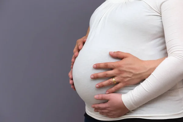 Várandós szülők Holding növekvő Baby bump — Stock Fotó