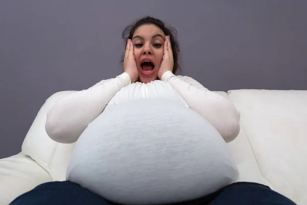 Vista de ángulo extremo del bulto gigante del bebé de la mamá embarazada — Foto de Stock