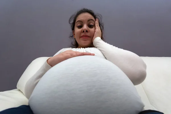 Vista de ángulo extremo del bulto gigante del bebé de la mamá embarazada —  Fotos de Stock