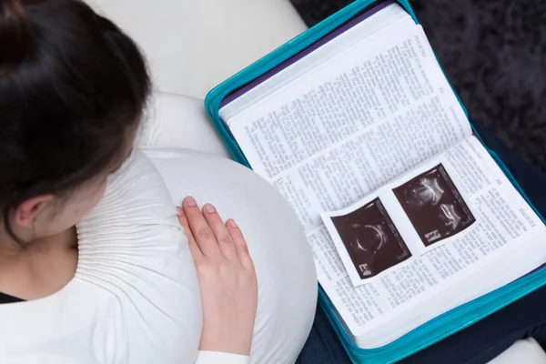 Madre embarazada estudio de la Biblia tiempo devocional — Foto de Stock