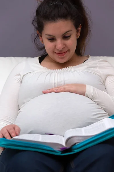 Преданное время изучения Библии беременной матерью — стоковое фото