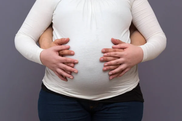 成長する赤ちゃんのバンプを保持している妊娠中の両親 — ストック写真