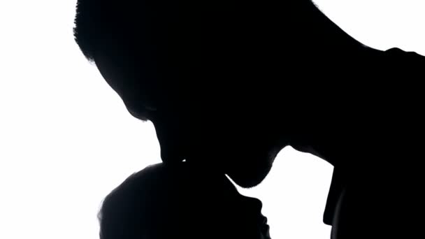 Silhouette Des Neuen Vaters Küsst Neugeborenes Kind Auf Die Stirn — Stockvideo