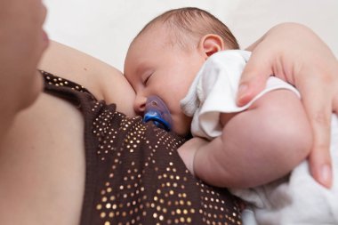 Anne Sevgiyle Onu Yenidoğan Bebek Sıkı Holding