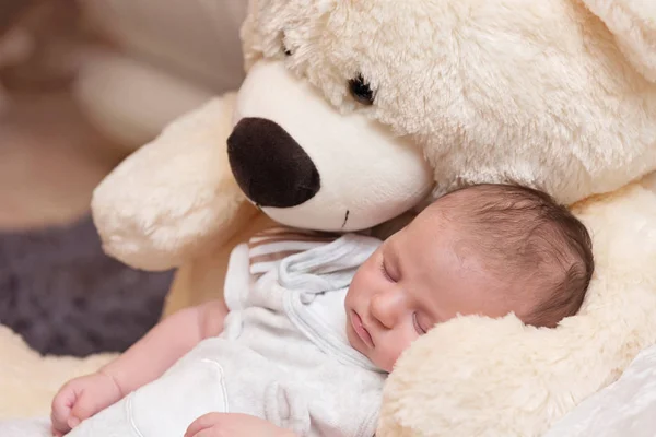 Baby jongen slapen met grote Teddy beer — Stockfoto