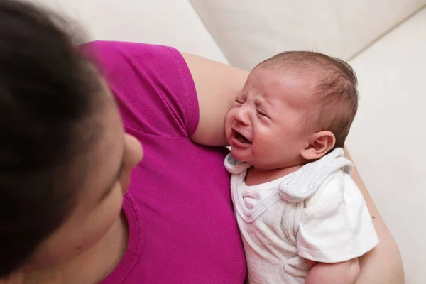 어머니 하려고 에 진정 그녀의 화가 아기 — 스톡 사진