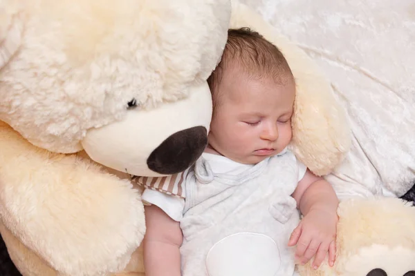 Baby pojke sova med stor nallebjörn — Stockfoto