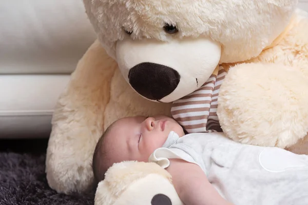 Bebé niño durmiendo con gran osito de peluche — Foto de Stock