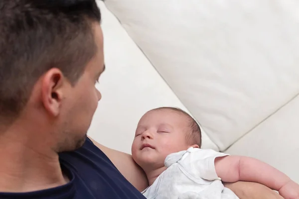 Pai amorosamente segurando seu bebê recém-nascido apertado — Fotografia de Stock