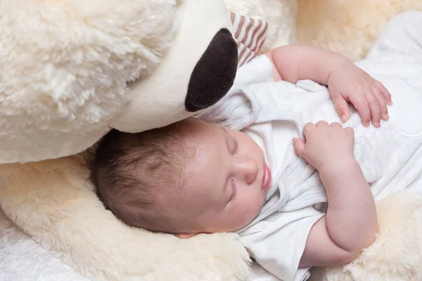 Bebé niño durmiendo con gran osito de peluche — Foto de Stock