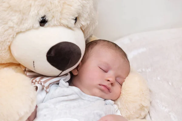 Bebé niño durmiendo con gran osito de peluche — Foto de Stock