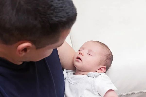 Vader houdt liefdevol zijn pasgeboren baby strak — Stockfoto