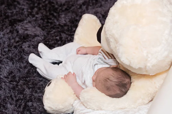 Bebé niño durmiendo con gran osito de peluche — Foto de Stock