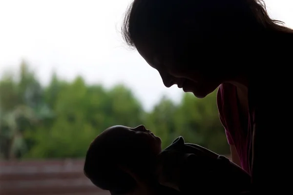 Alegre mamá en temor de su pequeño bebé recién nacido — Foto de Stock