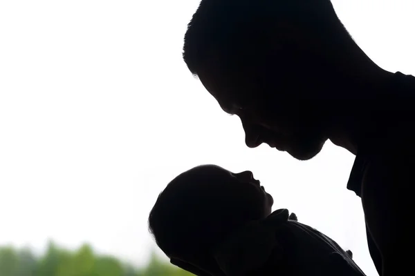 Freudiger Papa in Ehrfurcht vor seinem kleinen Neugeborenen — Stockfoto