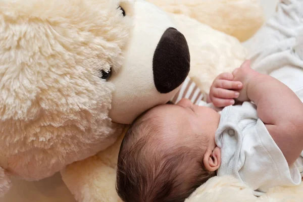 Baby pojke sova med stor nallebjörn — Stockfoto