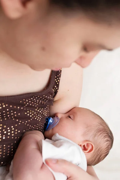 Mãe amorosamente segurando seu bebê recém-nascido apertado — Fotografia de Stock