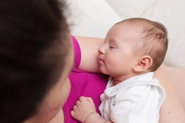 Mãe amorosamente segurando seu bebê recém-nascido apertado — Fotografia de Stock