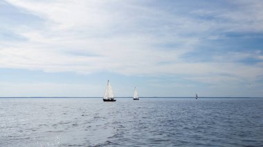 Yelkenli botlar, yatlarla su üstünde yelken açmak.