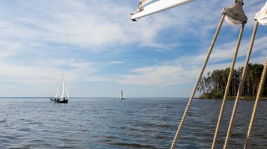 Yelkenli botlar, yatlarla su üstünde yelken açmak.