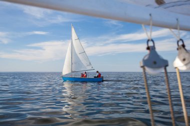 Suyun üzerinde yelkenli yatlar