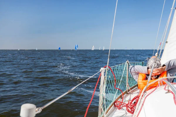 Yelkenli botlar, yatlarla su üstünde yelken açmak.
