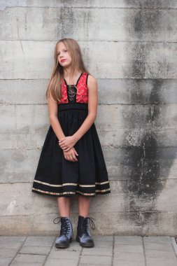 Siyah ve kırmızı elbiseli Genç kız