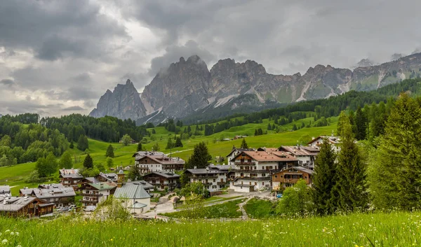 肾上腺皮质激素 Ampezzo 的阿尔卑斯山水白云岩的田园山峰 — 图库照片