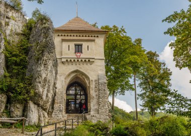 Polonya Krakow yakınındaki Ortaçağ Ojcow kale kalıntıları için kule