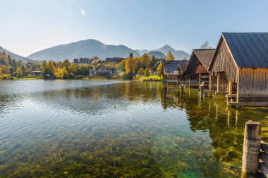 Grundlsee Gölü 'ndeki Idyllic sonbahar sahnesi. Styria 'nın Liezen Bölgesi, Avusturya, Alpler' de bulunan Grundlsee tatil beldesi. Avrupa.