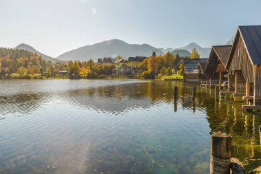Grundlsee Gölü 'ndeki Idyllic sonbahar sahnesi. Styria 'nın Liezen Bölgesi, Avusturya, Alpler' de bulunan Grundlsee tatil beldesi. Avrupa.