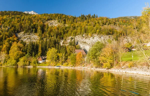 Grundlsee湖中的Idyllic秋景 奥地利施蒂里亚州Liezen区Grundlsee度假胜地 阿尔卑斯山 — 图库照片